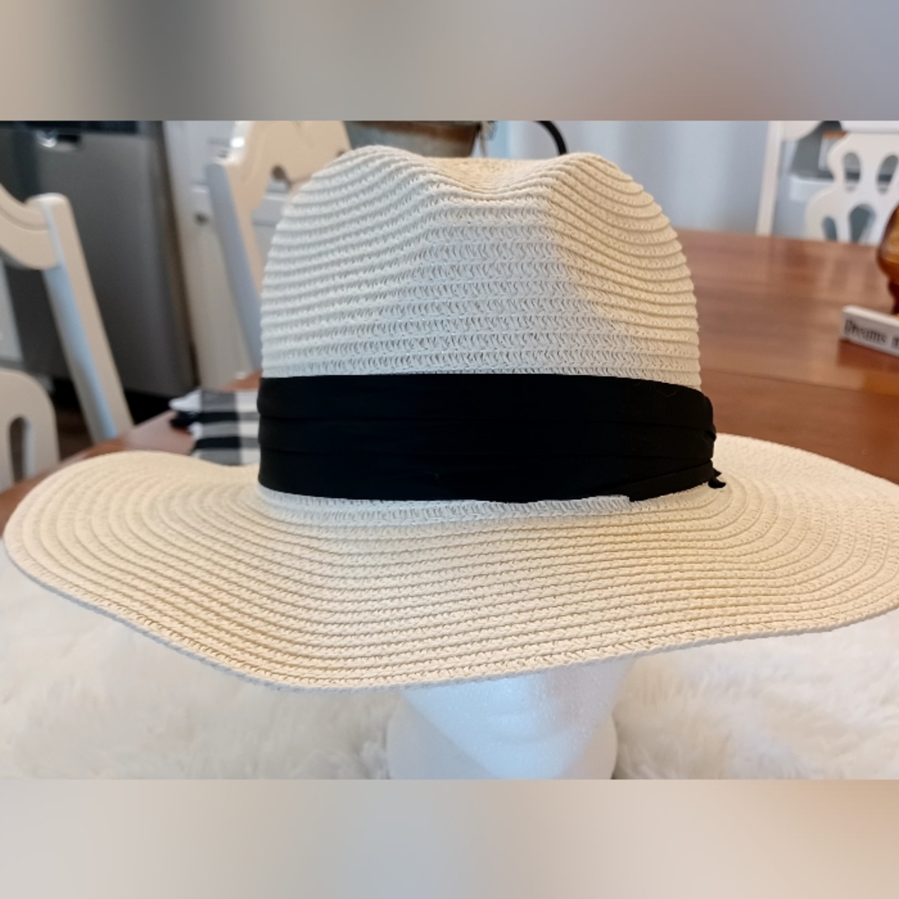 Accsa Elegant Cream Sun Hat with Black Band